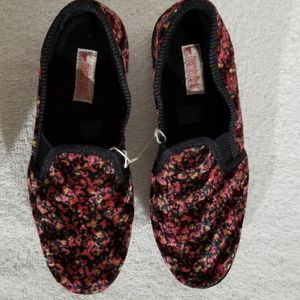 Foamtrends velvet black/red flower slippers